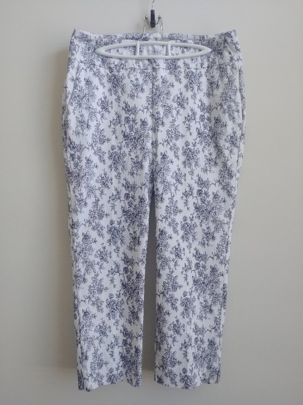 NEW WITH TAGS comfort stretchy pull-on "Slimline" cropped white ankle pa…